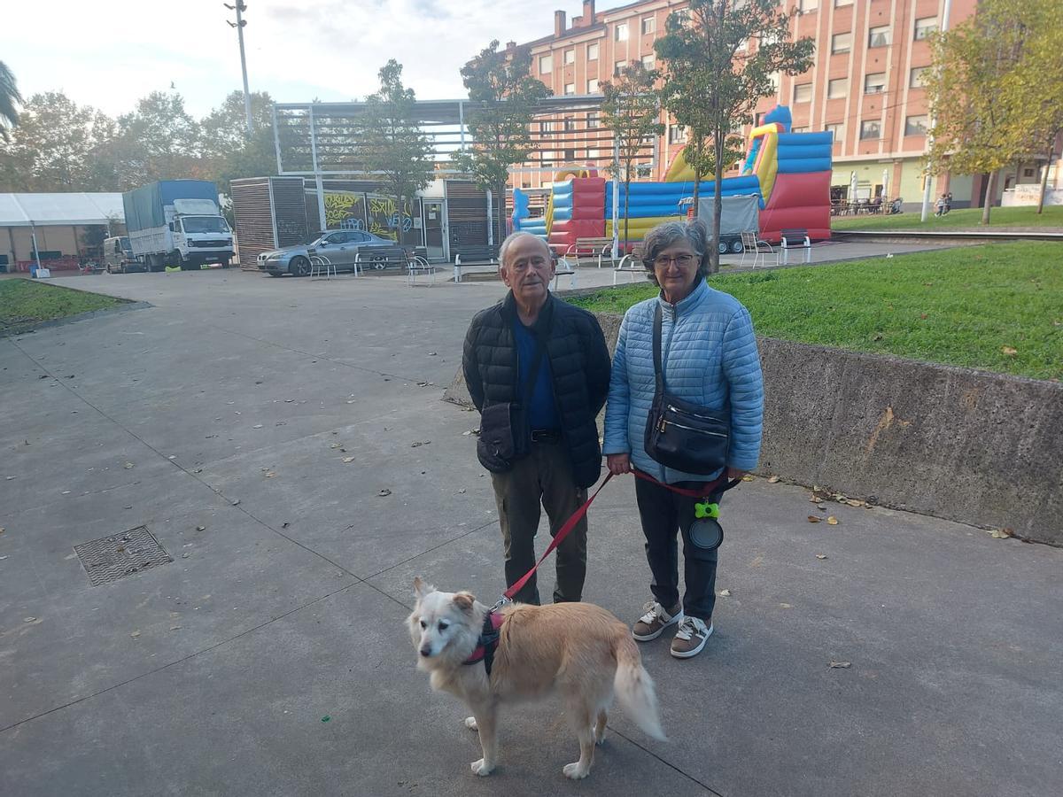 Antonio Martín y María del Mar Díaz, con el perro "kira".
