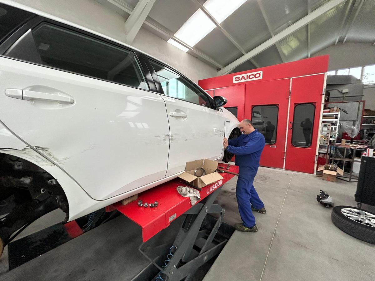 Javier Trelles trabajando en un vehículo.