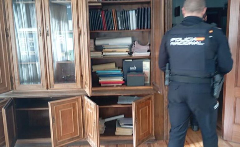 ROBO VIVIENDA AVILÉS | Extraño asalto en un piso en Avilés: revientan la puerta del inmueble, hallan sobres con dinero, pero no se llevan ningún botín