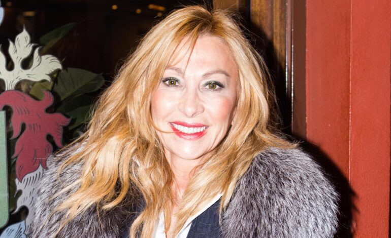 cena de amigas para recordarla y la vida de su discreto hijo en Suiza