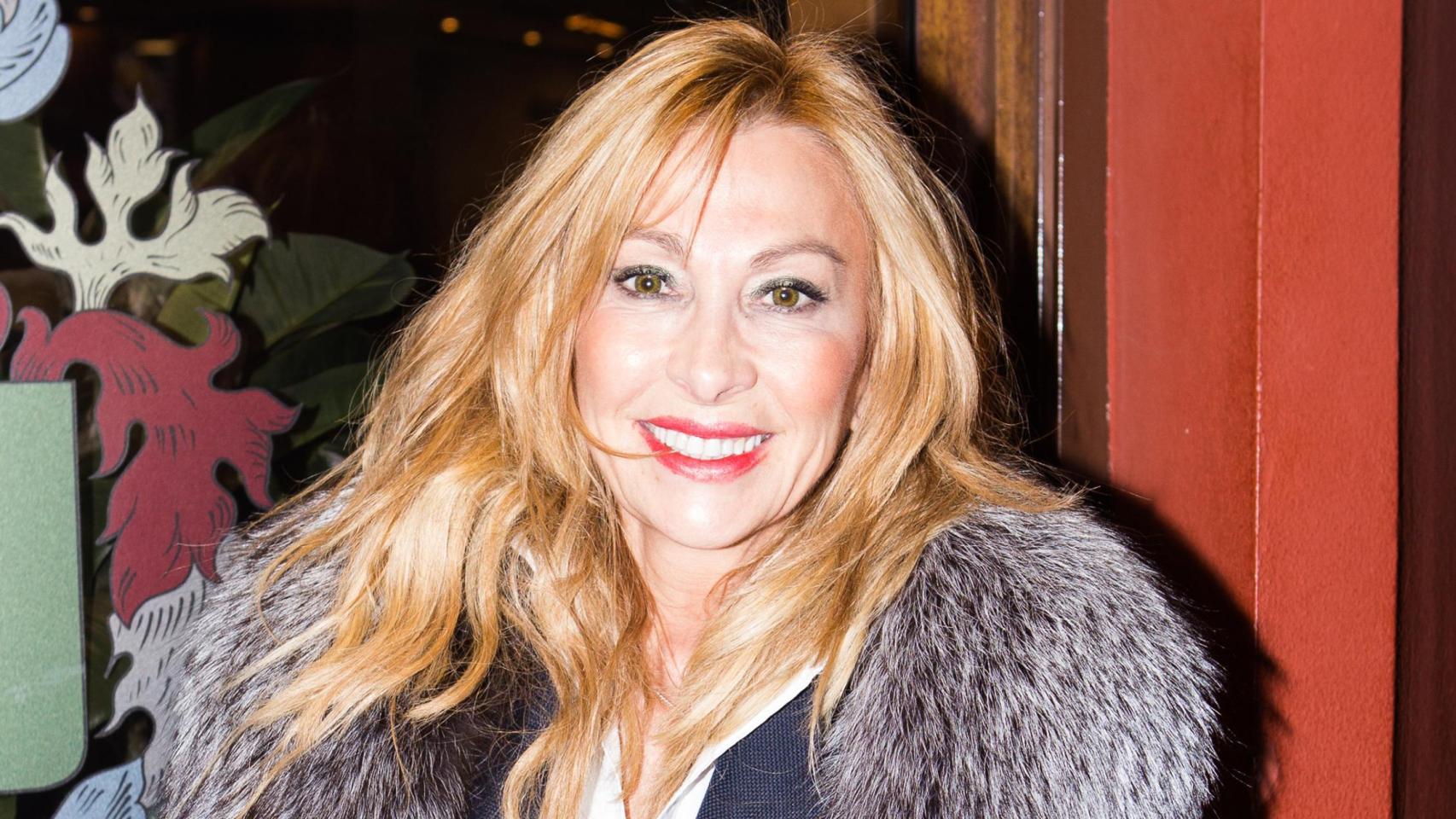 cena de amigas para recordarla y la vida de su discreto hijo en Suiza