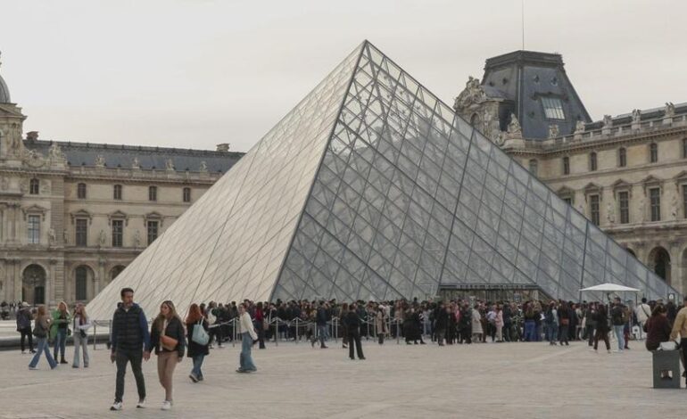 El museo del Louvre reforzará su seguridad con cien cámaras y un puesto móvil de policía tras el impactante robo
