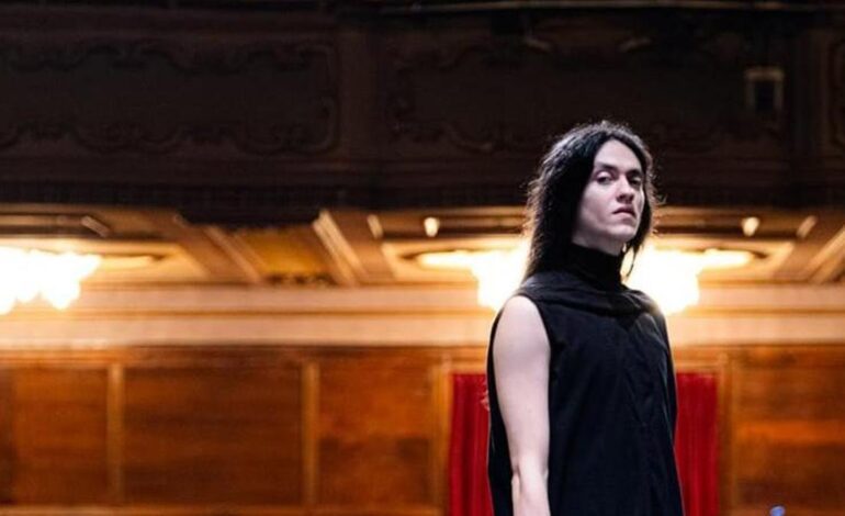 Es un buen momento para que en Asturias abran los ojos y miren hacia los artistas que estamos fuera