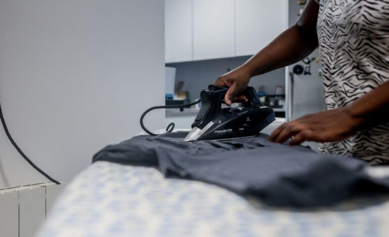 Las familias deben informar desde este viernes a su empleada del hogar de los peligros domésticos o se arriesgan a multas