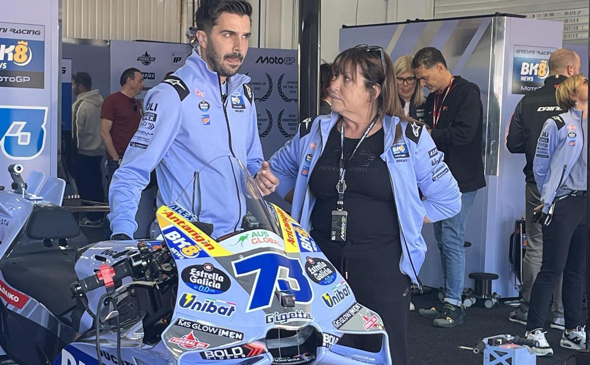 Nadia Padovani, viuda del ex campeón Fausto Gresini, con su director deportivo, Michele Masini, hoy, en Cheste.