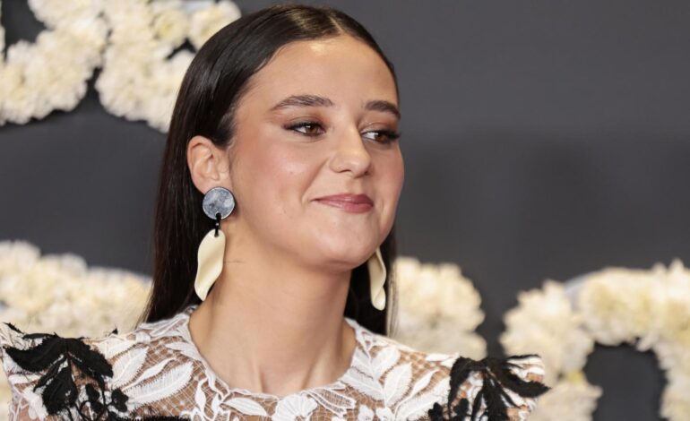 Imágenes del día: el cariñoso gesto de Victoria Federica con su prima paterna, Inés de Marichalar, en la inauguración de un ambicioso proyecto en el Bernabéu