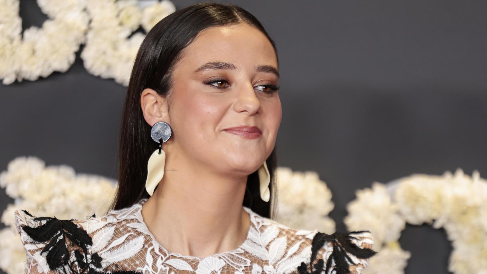 Imágenes del día: el cariñoso gesto de Victoria Federica con su prima paterna, Inés de Marichalar, en la inauguración de un ambicioso proyecto en el Bernabéu
