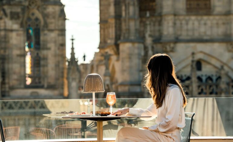 plazas, monumentos, comercios y restaurantes