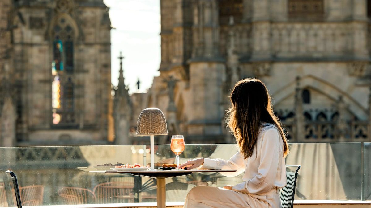 plazas, monumentos, comercios y restaurantes