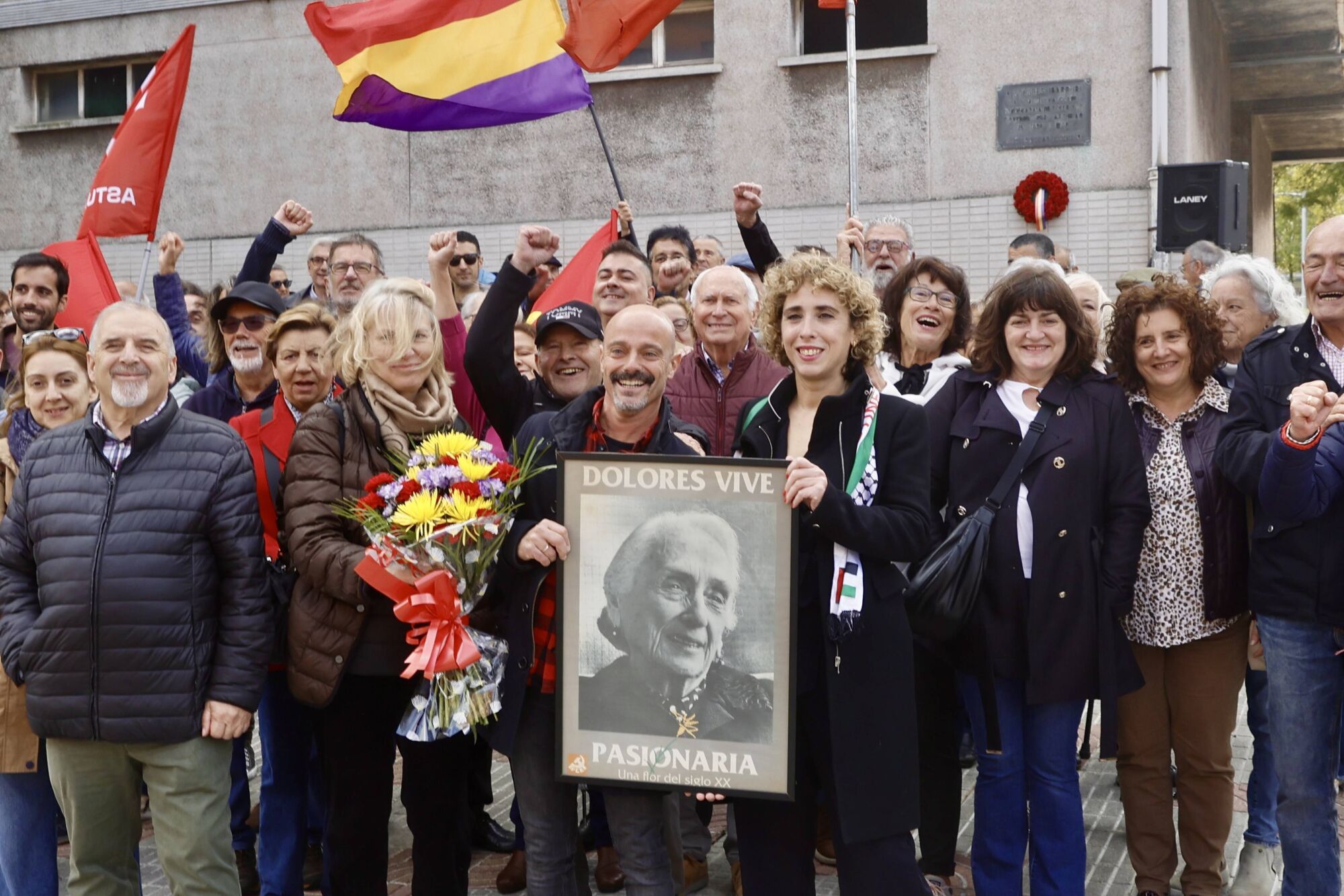 Ofrenda floral en la placa dedicada a "La Pasiflora". Organizan IU y CC OO y estará la nieta.