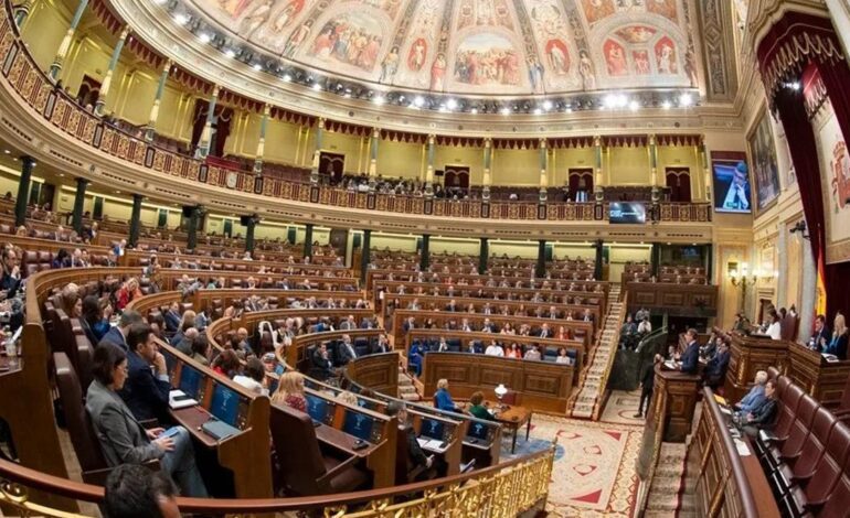 El Congreso da el visto bueno a la ley de Atención a la Clientela que blinda el uso del catalán, el gallego y el euskera