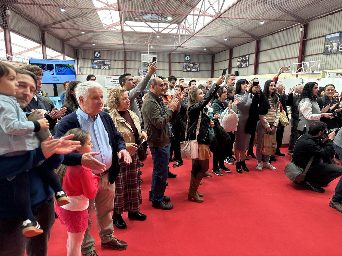 Público fotografiando un momento de los discursos inaugurales.