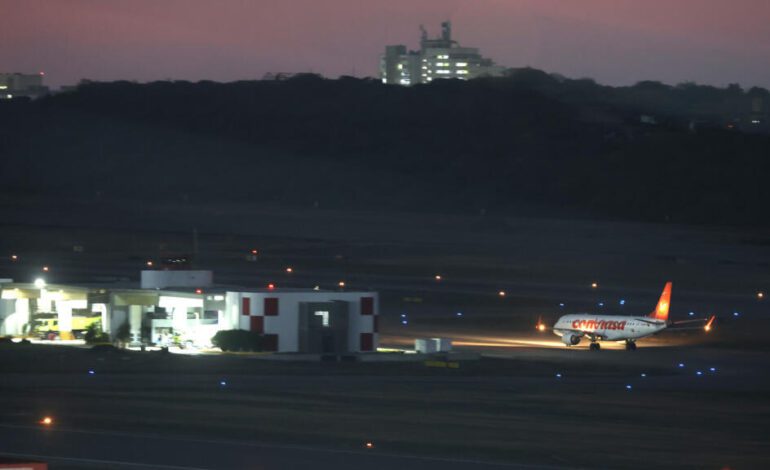 Cascada de cancelación de vuelos a Venezuela, tras alerta de EE. UU. de “actividad militar”