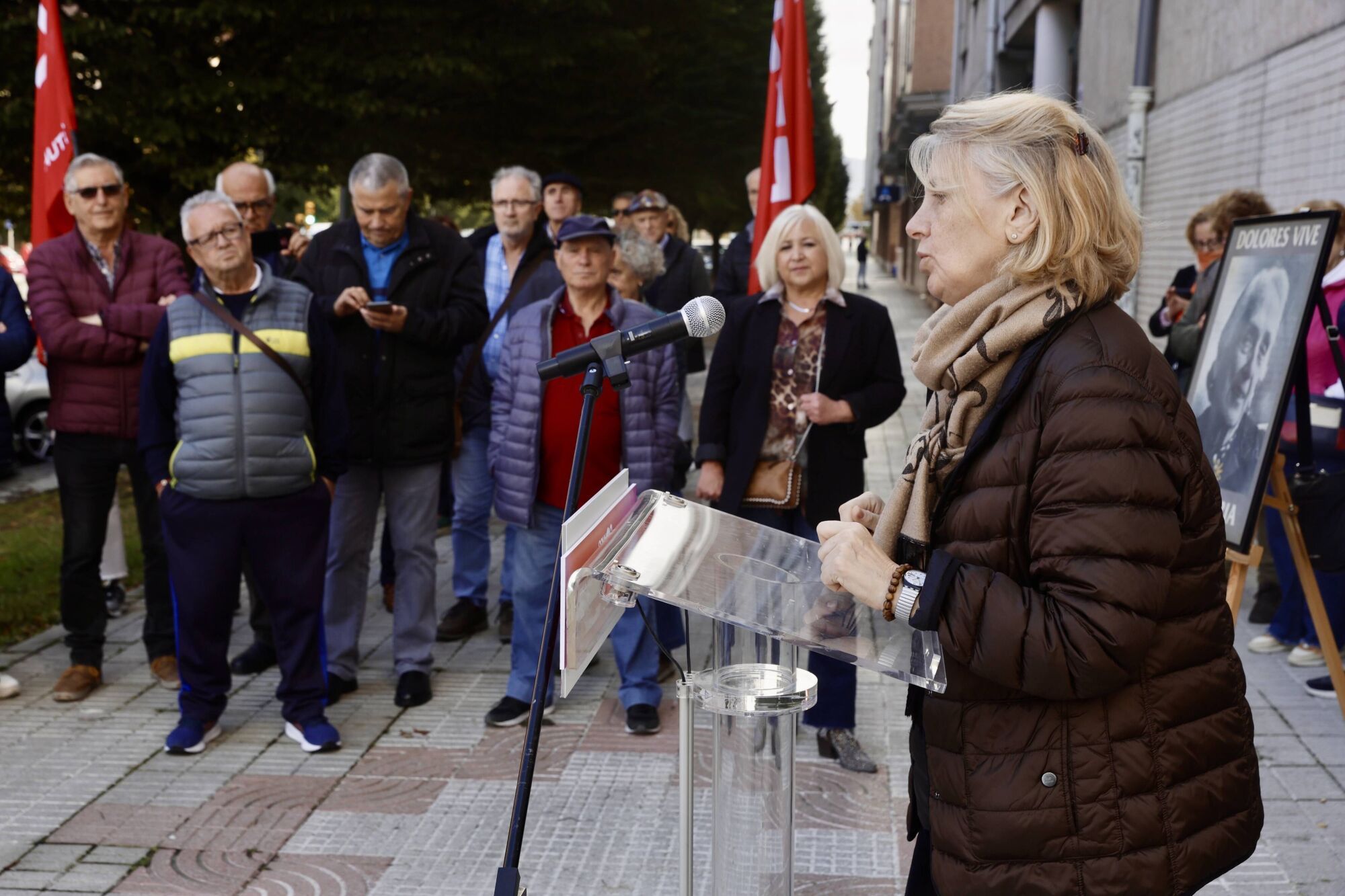 Ofrenda floral en la placa dedicada a "La Pasiflora". Organizan IU y CC OO y estará la nieta.