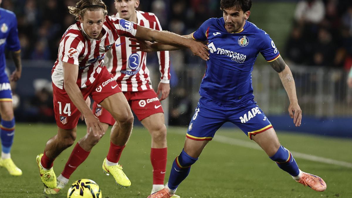 GETAFE (MADRID), 23/11/202.- Marcos Llorente (i), defensa del Atlético de Madrid, pelea con el uruguayo Mauro Arambarri, de Getafe, durante el partido de la jornada 13 de LaLiga entre el Getafe CF y el Atlético de Madrid este domingo en el Coliseum de Getafe. EFE/Sergio Pérez