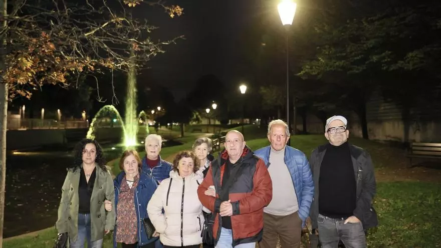 VIDEO: Los vecinos de La Calzada aplauden la iluminación del parque Julián Besteiro