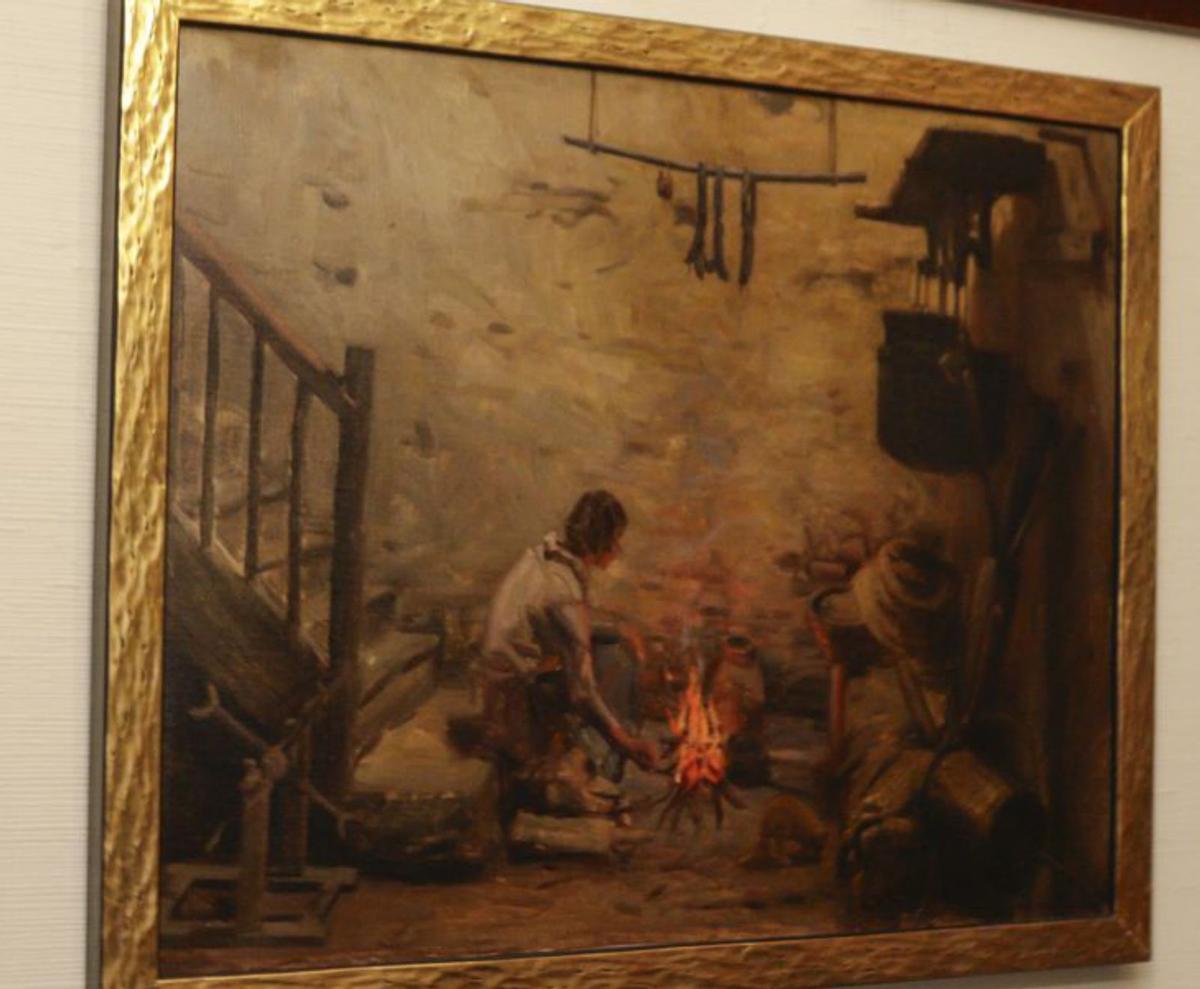 A la izquierda, la obra “Preparando comida” de Manuel Medina; A la derecha, Medina -mirando a cámara- con el poeta Alfonso Camín. | LUCAS CID / ARCHIVO MUNICIPAL DE GIJÓN, COLECCIÓN C. SUÁREZ