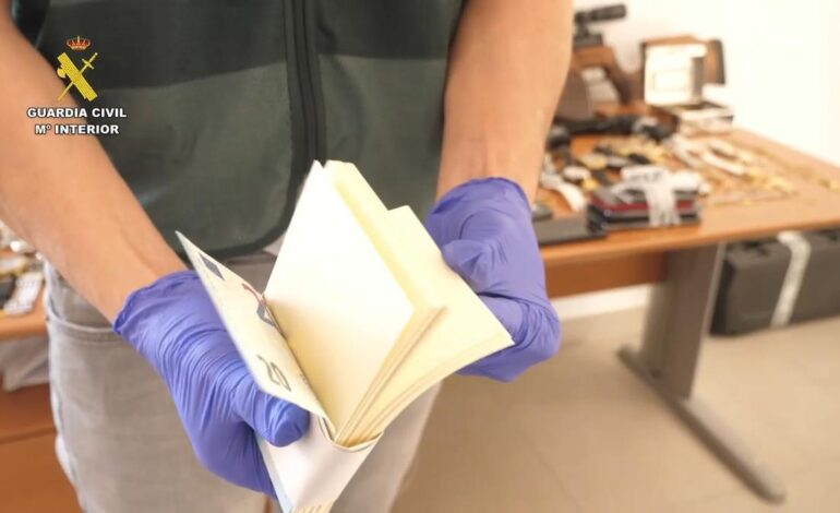 fajos de billetes que en realidad son recortes de papel