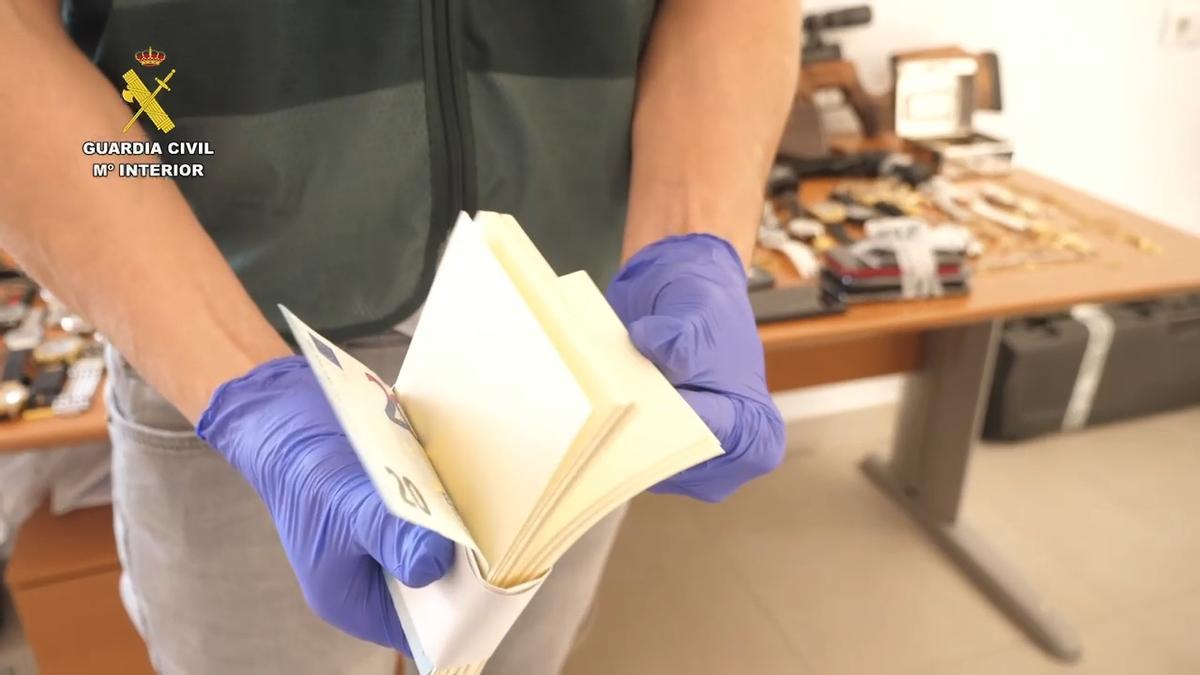 fajos de billetes que en realidad son recortes de papel