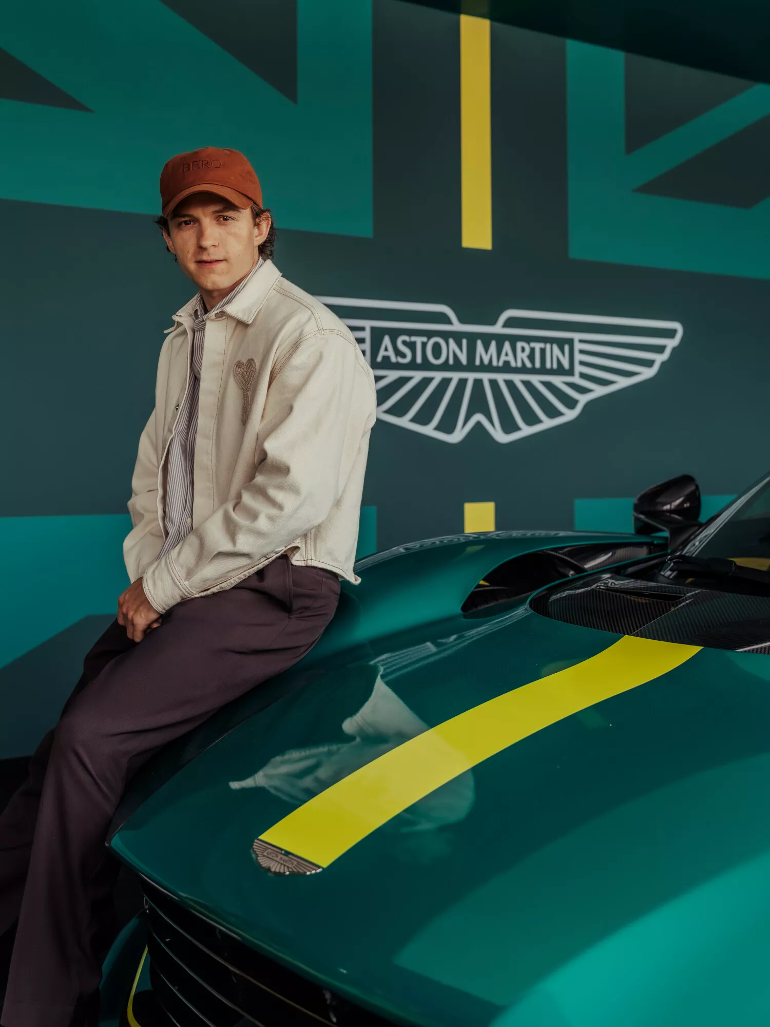 Aston Martin se asocia con el actor Tom Holland (Spider-Man) y su marca de cerveza premium