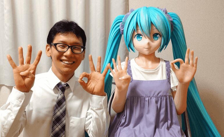 El japonés que se casó con una muñeca de anime cuya IA dejó de funcionar ha vuelto para ponernos al día de su vida con ella