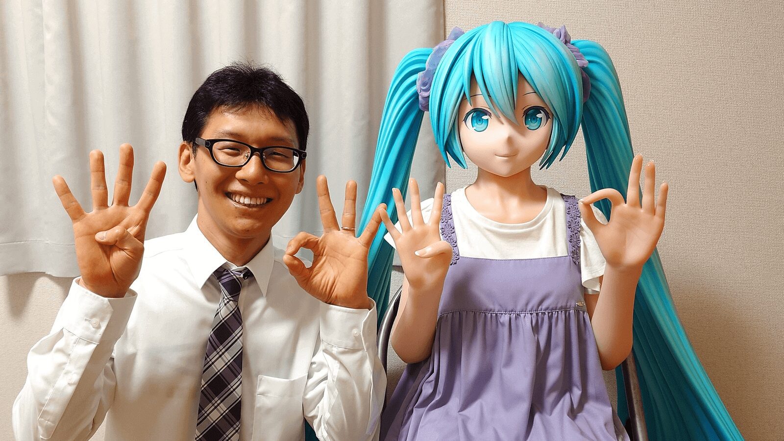 El japonés que se casó con una muñeca de anime cuya IA dejó de funcionar ha vuelto para ponernos al día de su vida con ella