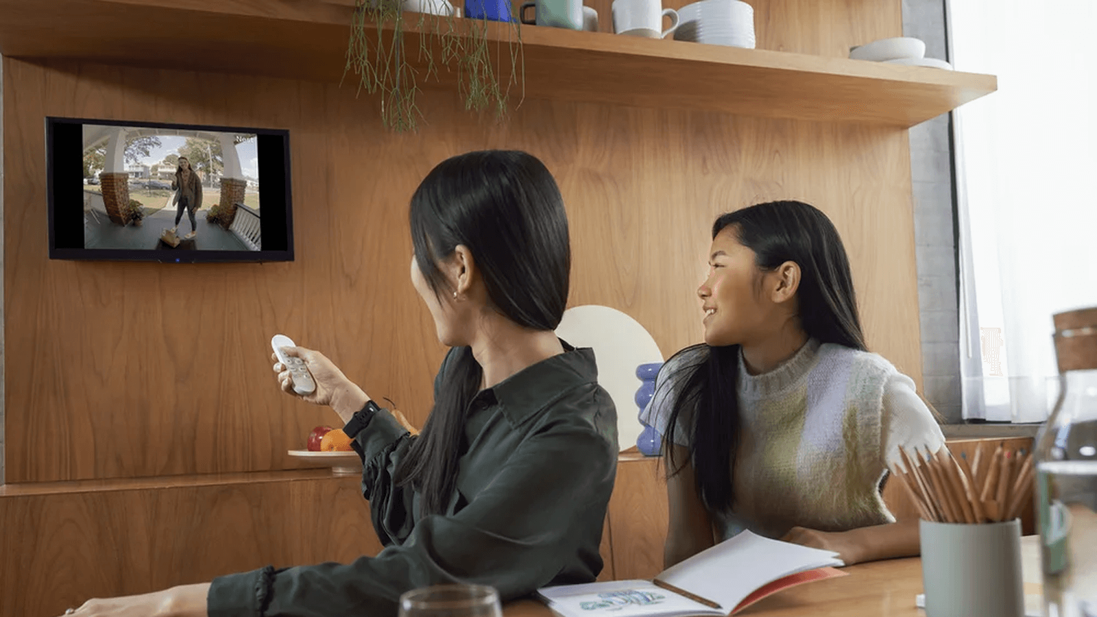 Dos amigos usando Chromecast