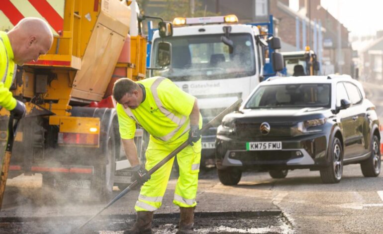 ¿Cansado de los baches? Esta marca de coches está pagando de su bolsillo para arreglarlos