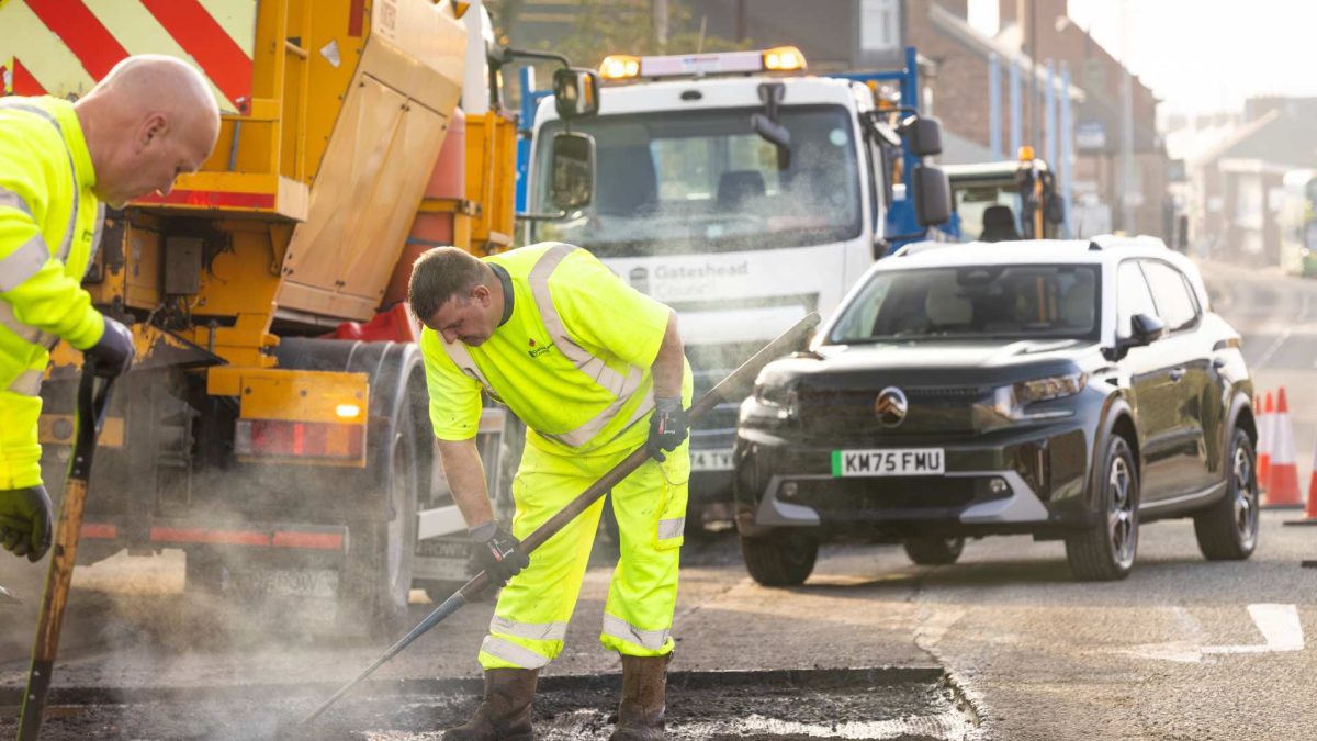 ¿Cansado de los baches? Esta marca de coches está pagando de su bolsillo para arreglarlos