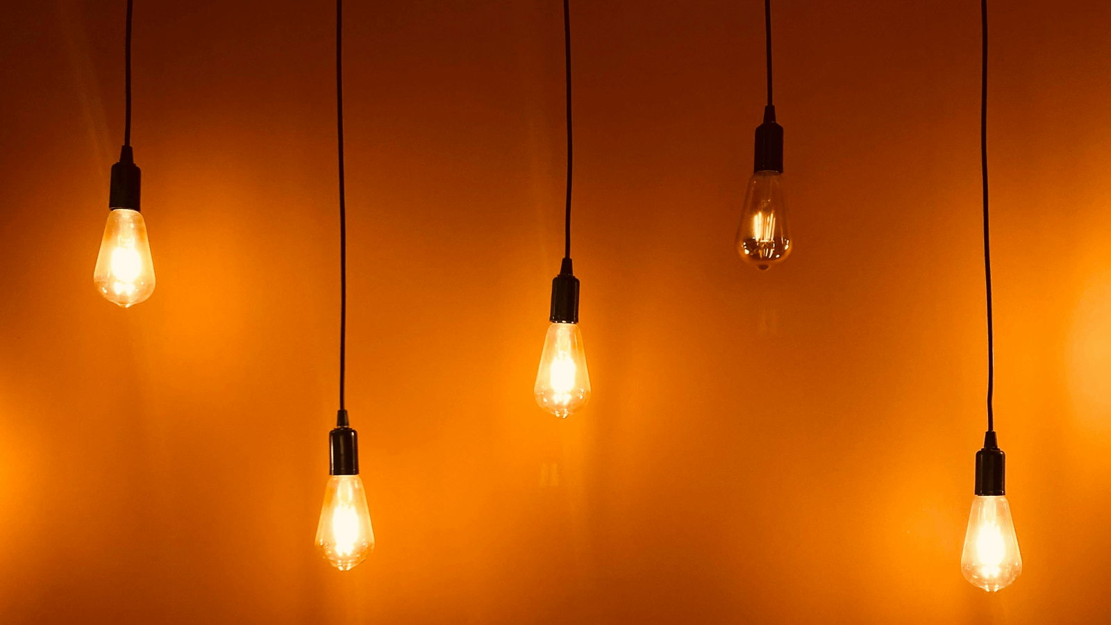 Encender bombillas LED de bajo consumo, una medida de ahorro energético que da derecho a un Certificado de Ahorro Energético