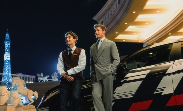 Brad Pitt pisa la alfombra roja del asfalto: su nuevo Mercedes-AMG GT llega de la mano de un botones inesperado, nada menos que George Russell