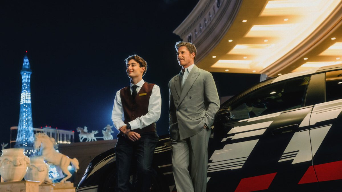 Brad Pitt pisa la alfombra roja del asfalto: su nuevo Mercedes-AMG GT llega de la mano de un botones inesperado, nada menos que George Russell