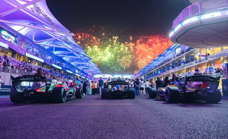 carreras con coches autónomos a 250 km/h en Abu Dhabi