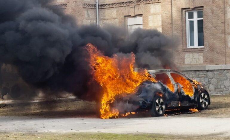 Renault quema un coche para demostrar la seguridad de sus eléctricos
