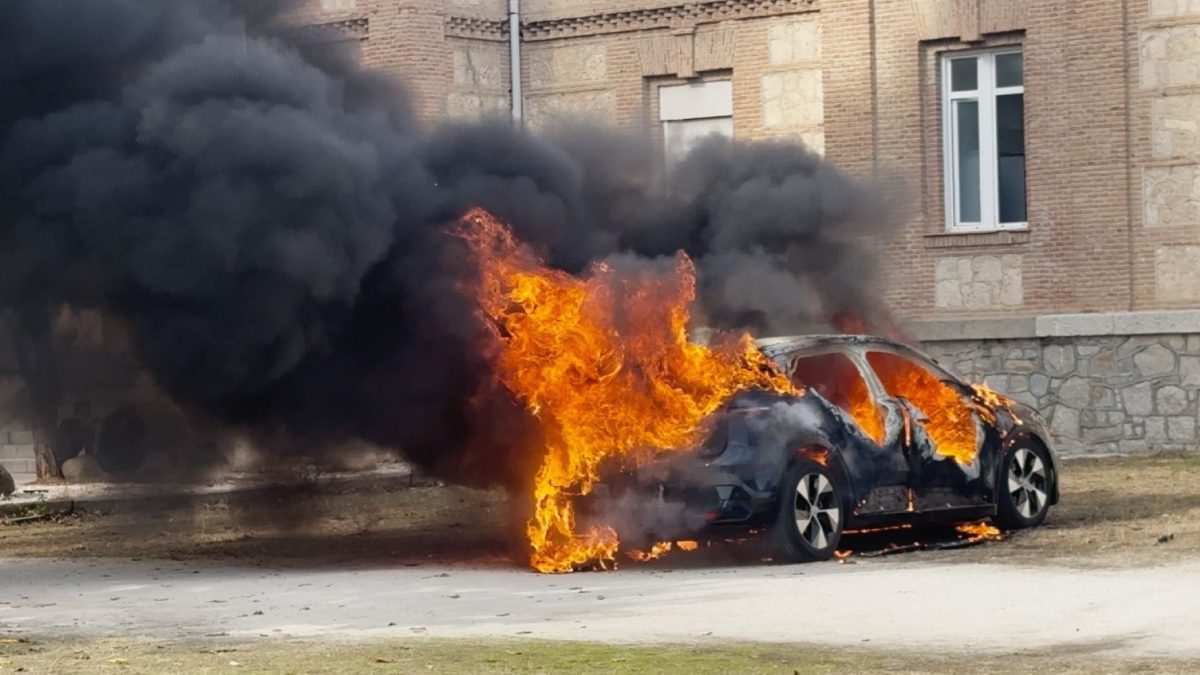 Renault quema un coche para demostrar la seguridad de sus eléctricos