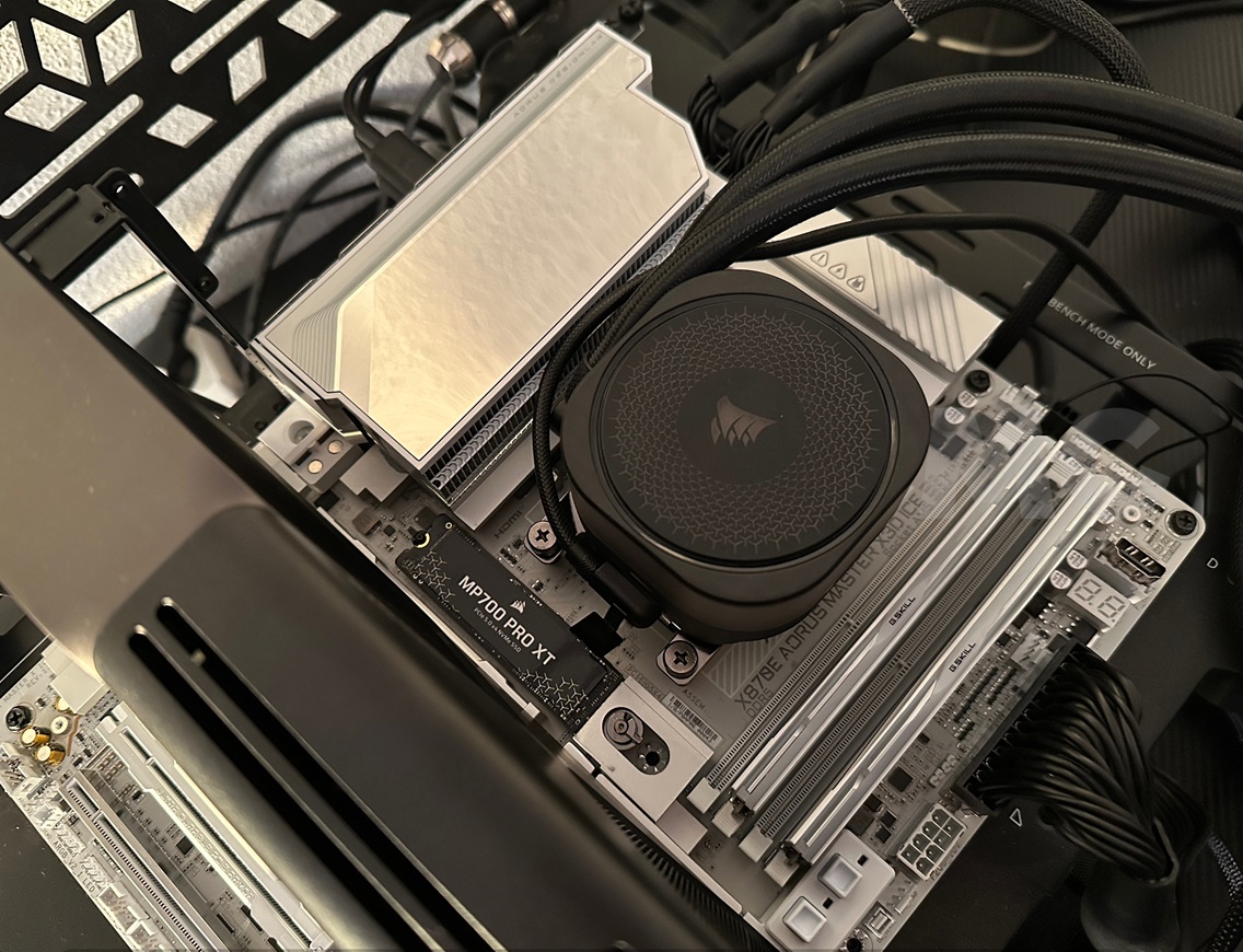 CORSAIR MP700 PRO XT