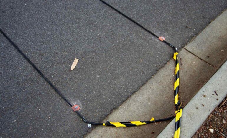 ¿Para qué sirven los cables negros que cruzan la carretera? No es lo que imaginas