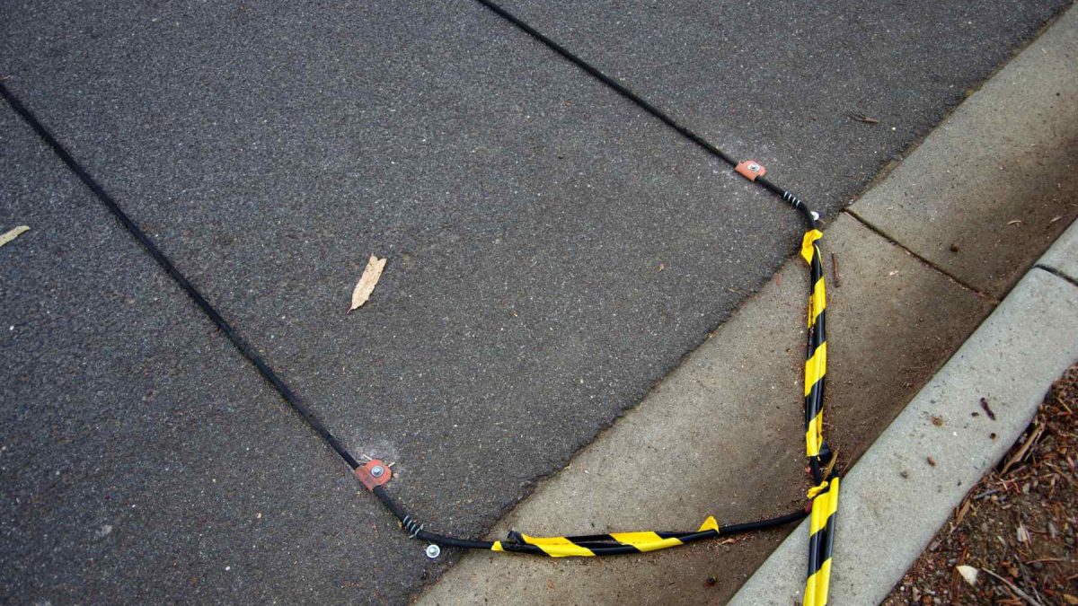 ¿Para qué sirven los cables negros que cruzan la carretera? No es lo que imaginas