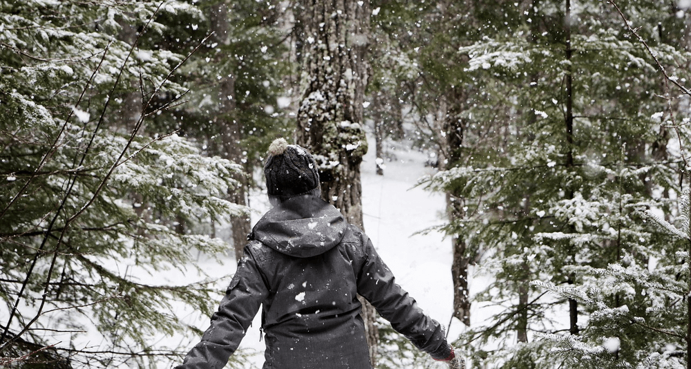 Una persona bajo la nieve.
