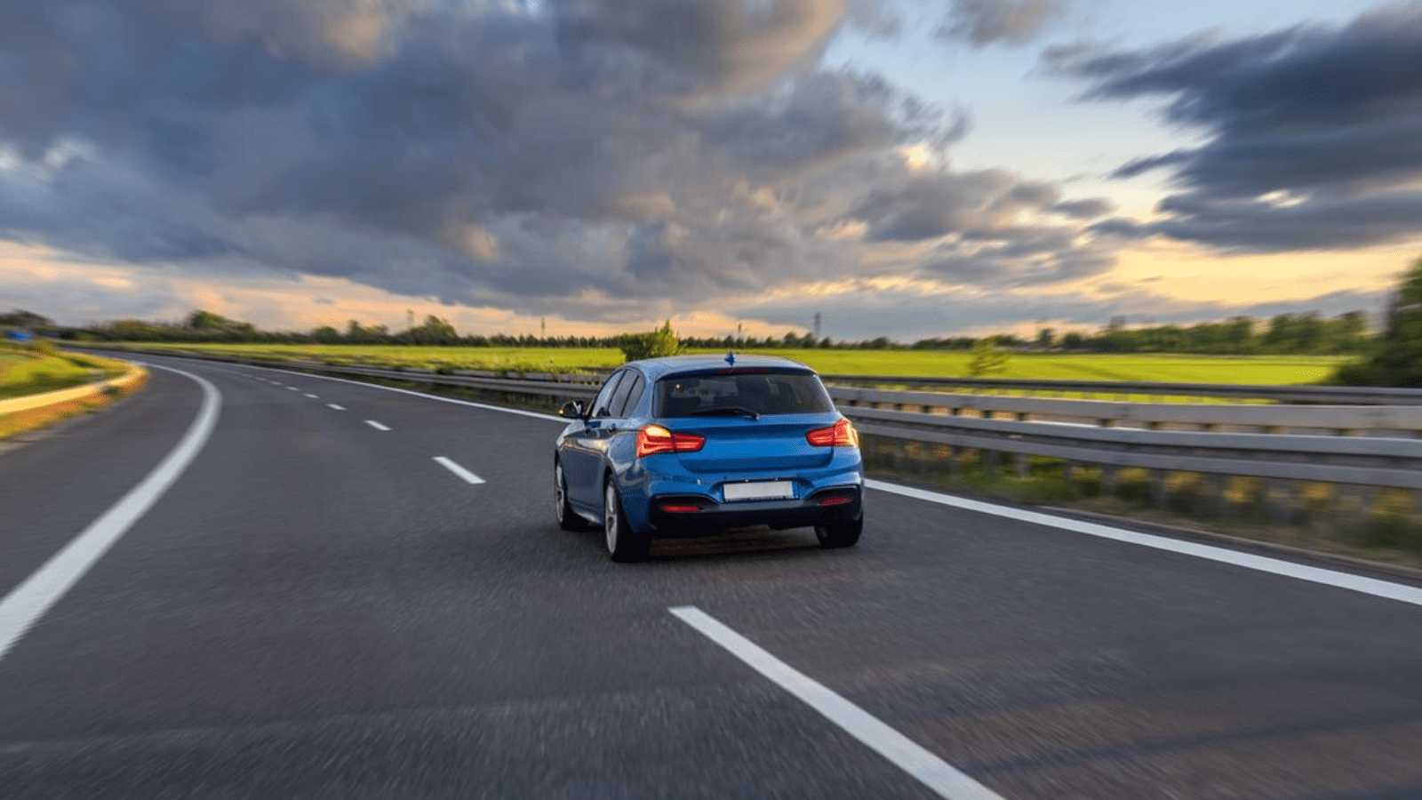 Los coches circulan por el carril correcto y respetan las normas de tráfico.
