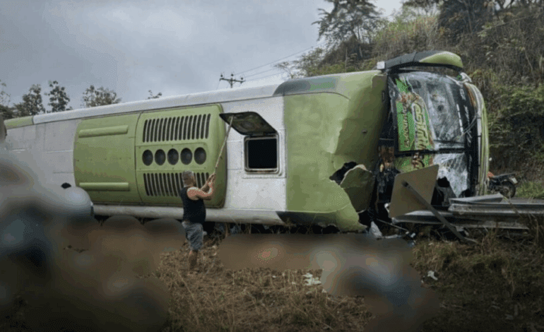 Ecuador: al menos ocho víctimas tras el volcamiento de un autobús en Manabí