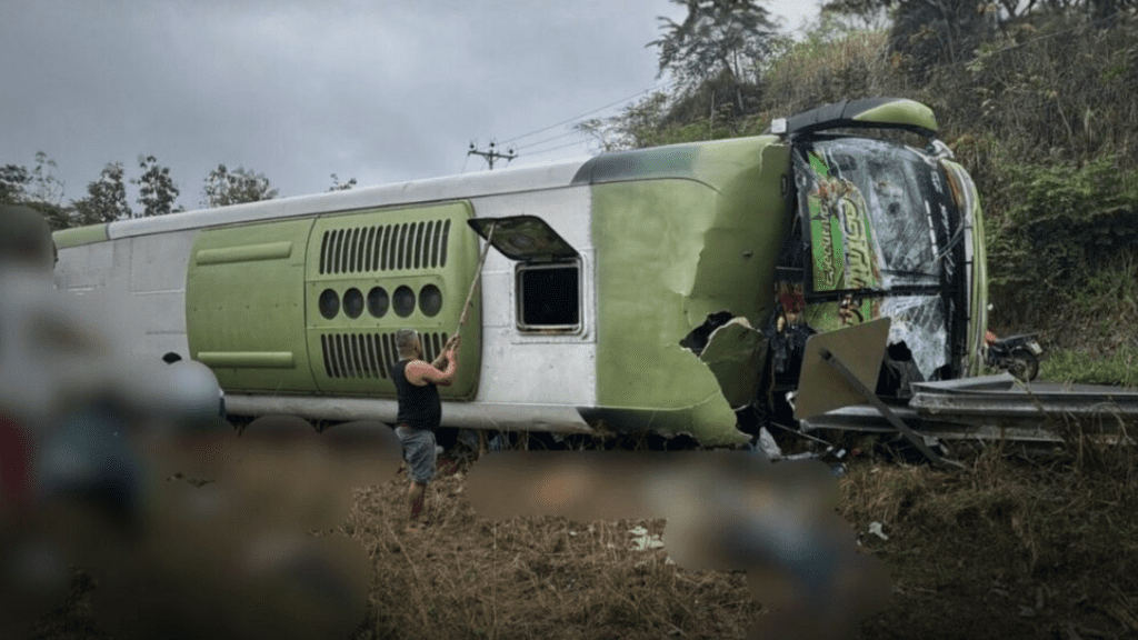 Ecuador: al menos ocho víctimas tras el volcamiento de un autobús en Manabí