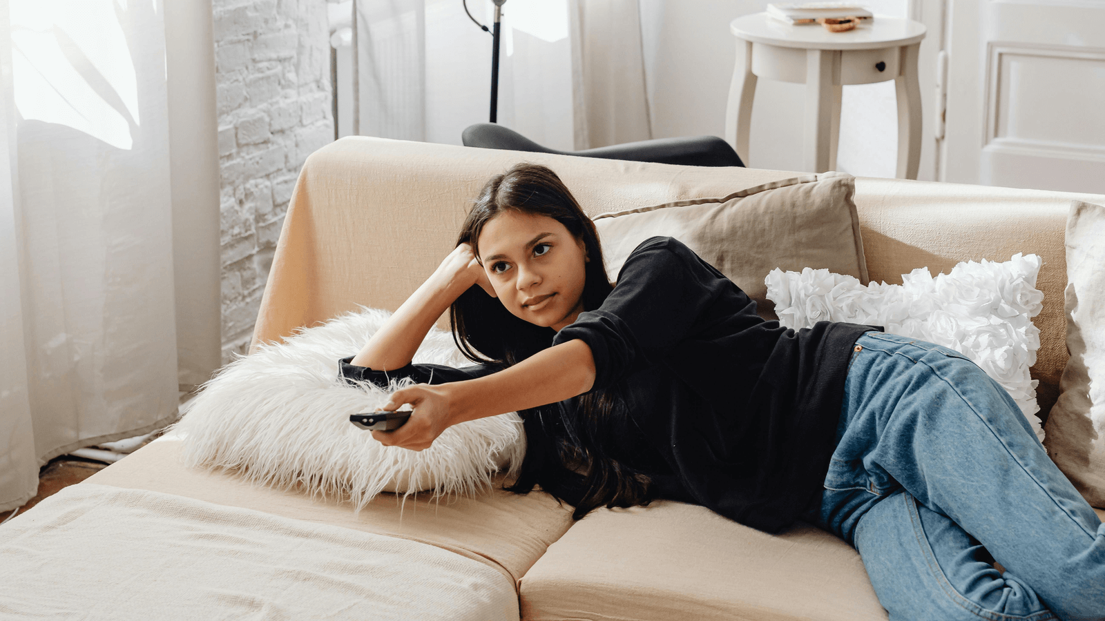 una mujer viendo televisión