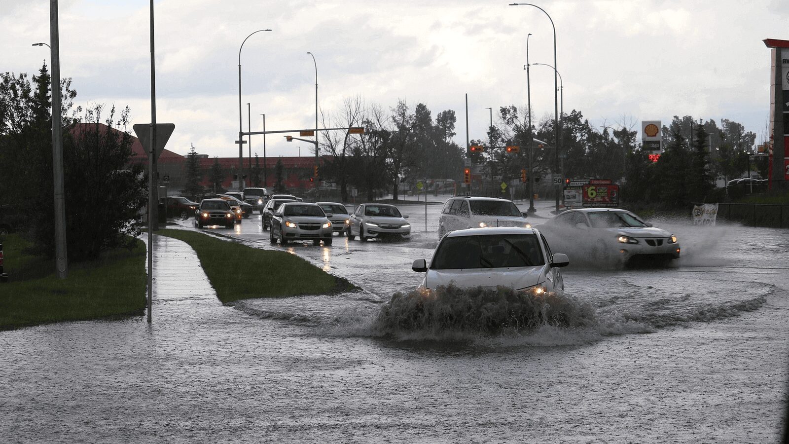 Un río se desborda en Ávila y se activan avisos rojos con peligro extraordinario