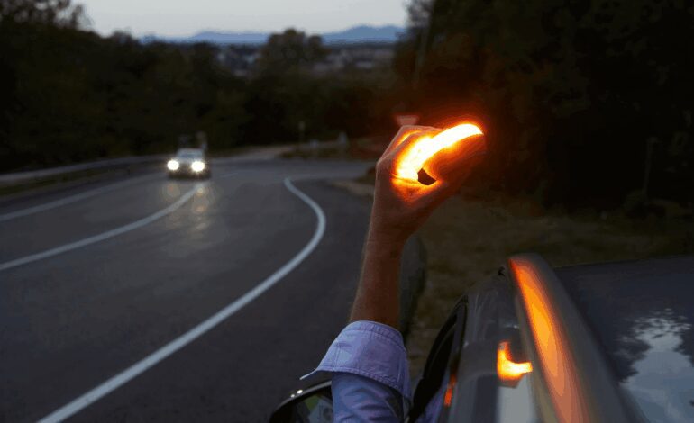 ¿Puede la DGT rastrearme con la baliza V-16? Los expertos en protección de datos explican su funcionamiento