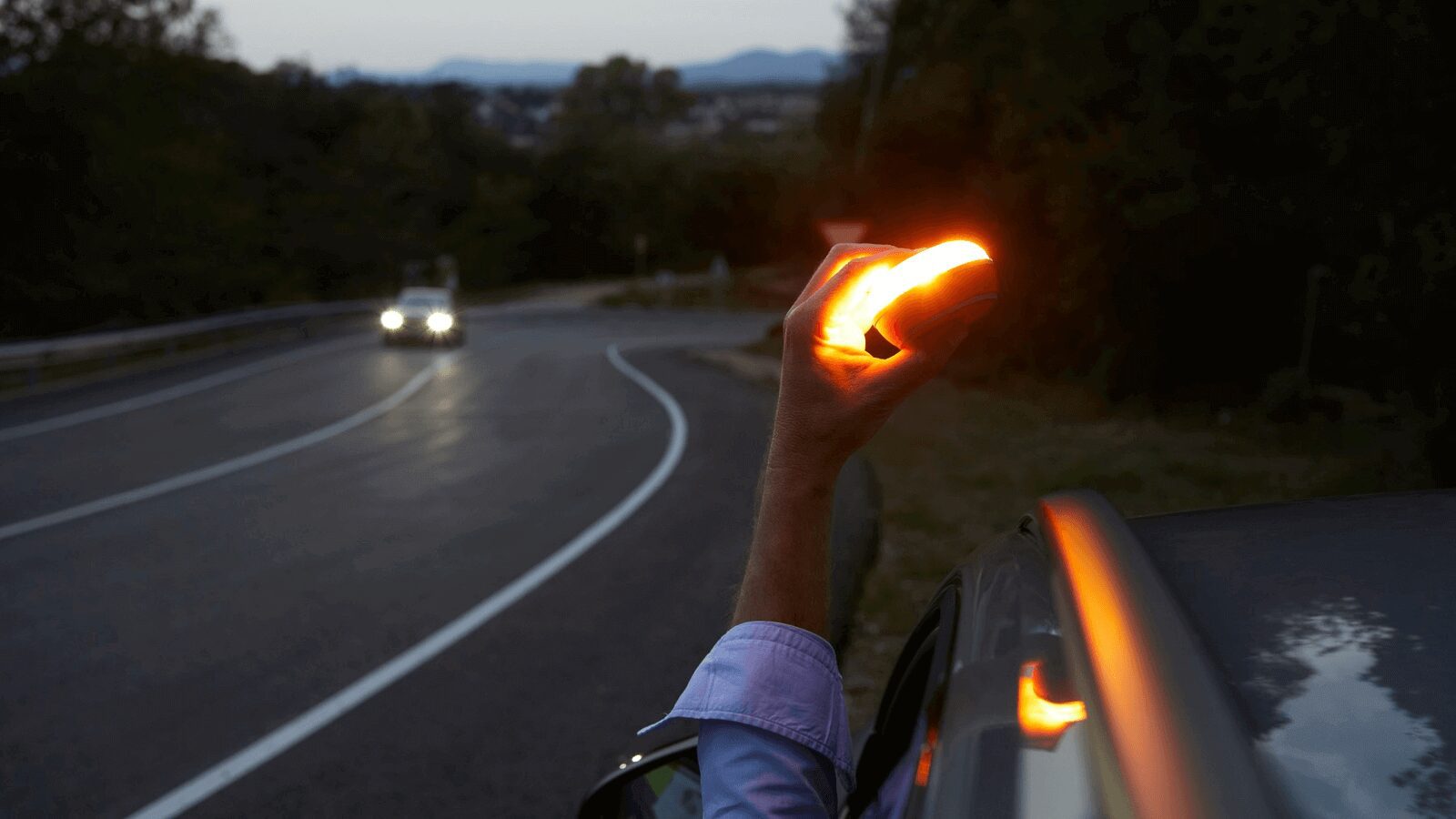 ¿Puede la DGT rastrearme con la baliza V-16? Los expertos en protección de datos explican su funcionamiento