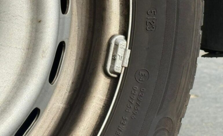 ¿Qué son y para qué sirven esas pequeñas piezas que se pegan a las llantas?