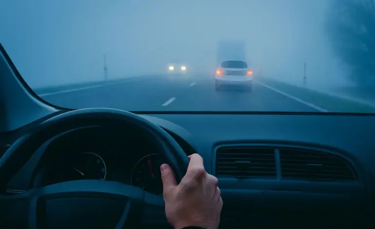 Errores comunes al conducir con niebla y cómo evitarlos