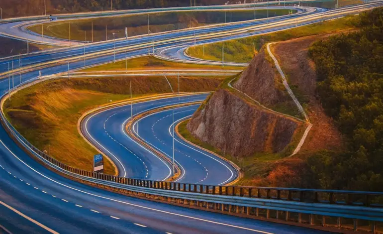 La marca que fabrica coches o aires acondicionados ahora controla las autovías que unen Oporto con España: este es el motivo