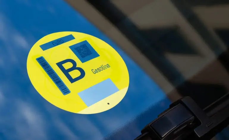 Si tu coche tiene etiqueta B o C, estos son los nuevos impuestos que tendrás que pagar en 2026